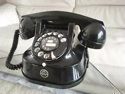 Téléphone ancien des années 50Le boîtier est en métal ,sa peinture d’origine est très bien conservée.Combiné...