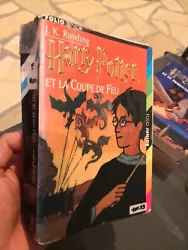 Livre Harry Potter et la coupe de feu folio junior.  Le livre à bien vécu, appartenant à un collège il a son...
