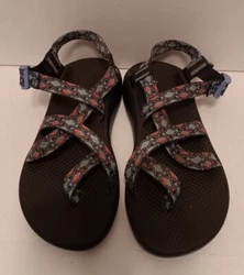 Step out in style with these Chaco sandals! Perfect for any occasion, these pre-owned sandals are a must-have for shoe...