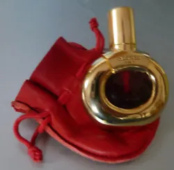 Flacon de parfum Hermès dHermès. le petit flacon vaporisateur en verre rouge est vide.