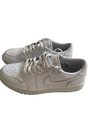 A saisir cause décès chaussures taille 42 Nike Air Jordan 1 Low G Golf Blanche. En très bon état très peu porté