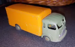 Ancien et Original, Camion Dinky Toys Simca Cargo. Pneus a rechaper. Objet ancien dans son jus.