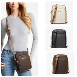 (PVC, polyester, cotton, polyurethane); trim: leather. Front zip pocket. Back open pocket. 01 inside pocket. Zip top...