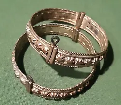 Paire De Bracelets Berbères Ethnique. Bracelets en argent à bas titre,traces de dorures,argent moulé et...
