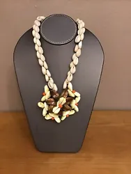 Joli collier vintage en coquillage Longueur sans motif central de chaque côté 34 cmLongueur motif 6 cm
