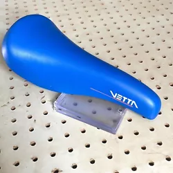 Accent line under Vetta logo may be either red or yellow. Classic 80s shape. Rare model. Beautiful blue.