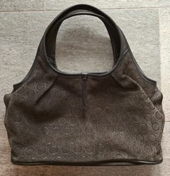Introducing an exquisite UGG Australia Tote that exudes a stylish and sophisticated look, perfect for casual occasions....