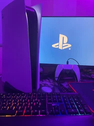 Console incroyable. Je vends ma PlayStation. dune pince. réparé chez un réparateur ou à laide. entretenue avec soin...