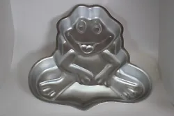 One cake mold. See photos for condition.