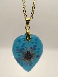 (artisanal). ce bijoux est fragile donc il faut lenlever pour dormir ou ce laver.