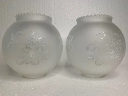 Paire de globes pour lampe à pétrole à collerette cannelée en verre dépoli à motif floraux En excellent état,...
