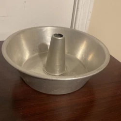 vintage 9” aluminum T. A.C.U. Co. round cake pan No.1094. Please look at all pictures.Thanks for looking.