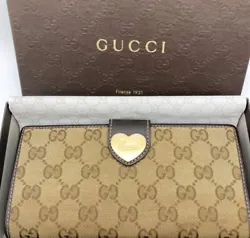 This authentic Gucci wallet is a stunning addition to any collection. The brown leather exterior is accentuated with...