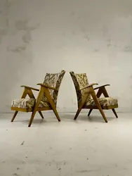 2 paires sont disponibles, soit 4 fauteuils pour réaliser un décor ou un salon complet....