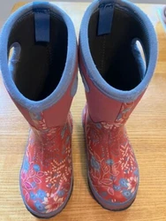 They have grip soles, are warm up to -30F, easy to pull on, plenty of room to tuck in snowpants. They are in very nice...