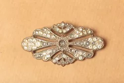 Bijou ancien en laiton argenté ; brillants en verre ; nombreux manquants ;.