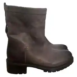 These leather moto boots feature shearling lining and removable shearling insoles. The boots have minor scuffing from...