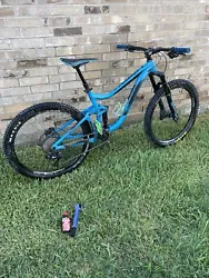 Mountain Bike Giant Reign 2 27.5 2018. Condition is Used. Local pickup only.