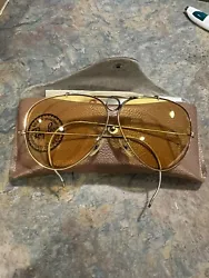 These vintage Ray-Ban Bullet Hole Shooters sunglasses are a timeless classic. The gold metal frame and aviator style...