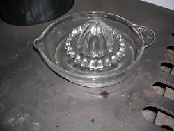 ancien presse agrumes en verre. diamètre 16 cm