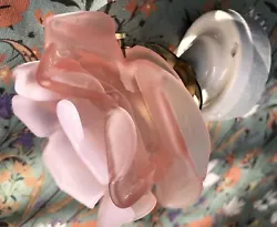 tulipe fleur en verre opale de deux tons de rose. Avec son support en céramique blanc et sa griffe
