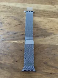 Bracelet Apple watch milanais officiel Apple Taille 40mm compatible 41 et 38mm En parfait état . Prix :60e Valeur neuf...