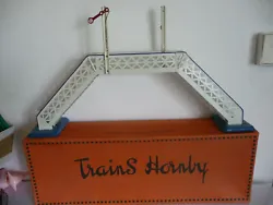Pour les Trains Hornby. la passerelle fait. une hauteur de +- 25cm avec les sémaphores. +- 4 cm de large. dates from...