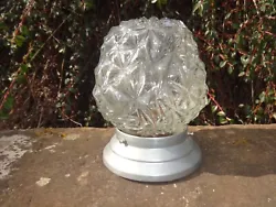 Lampe plafonnier art déco. Globe en verre moulé - support en métal. Globe diamètre 12 cm / Hauteur totale 16 cm /...