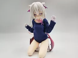 SIZE： 18CM. Includes two outfits that can be replaced.