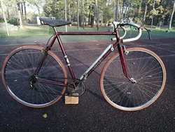 Vélo de course Chaplait 1940 dans son jus, à restaurer. - pas de traces de chocs, peinture dorigine. - embouts de...