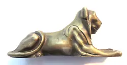 Sculpture bronze représentant un lion allongé. Presse-papier Art Déco. stylisé Art Déco. Bel objet à...