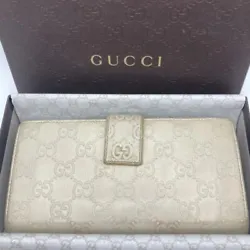 This beautiful Gucci wallet is a must-have for any fashion-conscious woman. Made from high-quality cow leather, it...