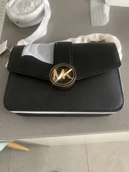 Sac bandoulière Michael Kors. Tout neuf avec étiquettes et emballage. Avec chaîne dorée + bandoulière en cuir...