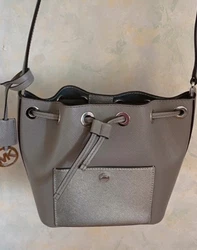 sac michael kors gris bandoulière authentique acheté en 2017 à galerie lafayette.PAS SÉRIEUX PASSEZ VOTRE CHEMIN !!