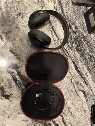 In good working condition. Used condition with wear mostly on ear cups. See pictures and feel free to ask questions....