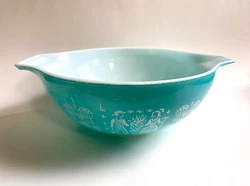 Up for auction is Pyrex #444 Amish Butterprint Mixing Bowl. #444 4 QuartIn great condition no chips or cracks BUT There...