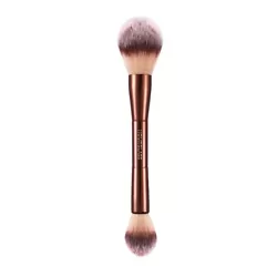The Hourglass Double Ended Veil Brush is a versatile and high-quality makeup brush designed to effortlessly apply and...