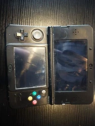Nintendo 3DS - Rouge/Noire. Fonctionne parfaitement avec chargeur dorigine