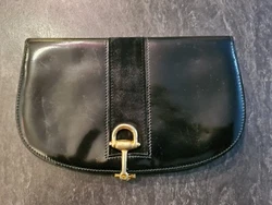 A vendre pochette vintage de la marque: GUCCI. Occasion, avec légères traces dusures devant et derrière. Dimension...