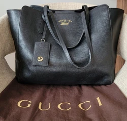 Beautiful classic Gucci Leather Swing Tote. Tha bag features leather body, flat learher shoulder straps, magnetic top...