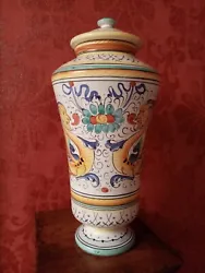 Vase couvert en céramique italienne Déruta peint à la main signé Nicolini en parfait état, ni éclat, ni fèle....