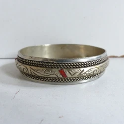 BEAU BRACELET ANCIEN en ARGENT BERBERE, KABYLE . ?. Beau bijoux Ethnique. Argent massif. 1 petit morceau de corail...