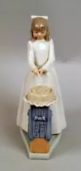 Beautiful Rare Lladro # 1071 Girl Cutting Cake it is Retired and 8 1/2