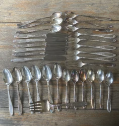 VINTAGE 1847 ROGERS BROS HERITAGE Floral 31 Piece Silverware Set. No box included.