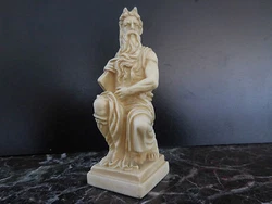 Matière : résine plastique. Couleurs : blanc jaune. Motif : personnage religion.