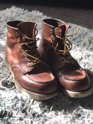 These Red Wing Shoes Moc Toe Heritage Boots for Men are a must-have for any mans wardrobe. With a stylish brown color...