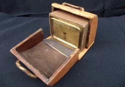 Objet ancien avec traces dusages et dusures normale pour une pendulette de voyages. On le retrouve sur le cadran ou sur...