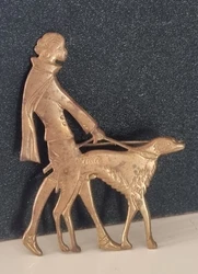Ancienne Et Rare Broche DAME ELEGANTE AVEC SON CHIEN LÉVRIER.  Traces dusage et micro rayures   Dimensions et poids...