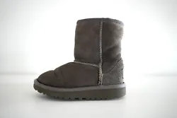 UGG Classic II Boot Unisex-Child Grey. Treadlite by UGG outsole for cushion, traction and durability. Size Toddler 8....