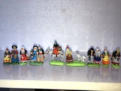 Santons anciens de Provence en Argile .Proviennent du même santonnier à identifier.  Très beaux santons...